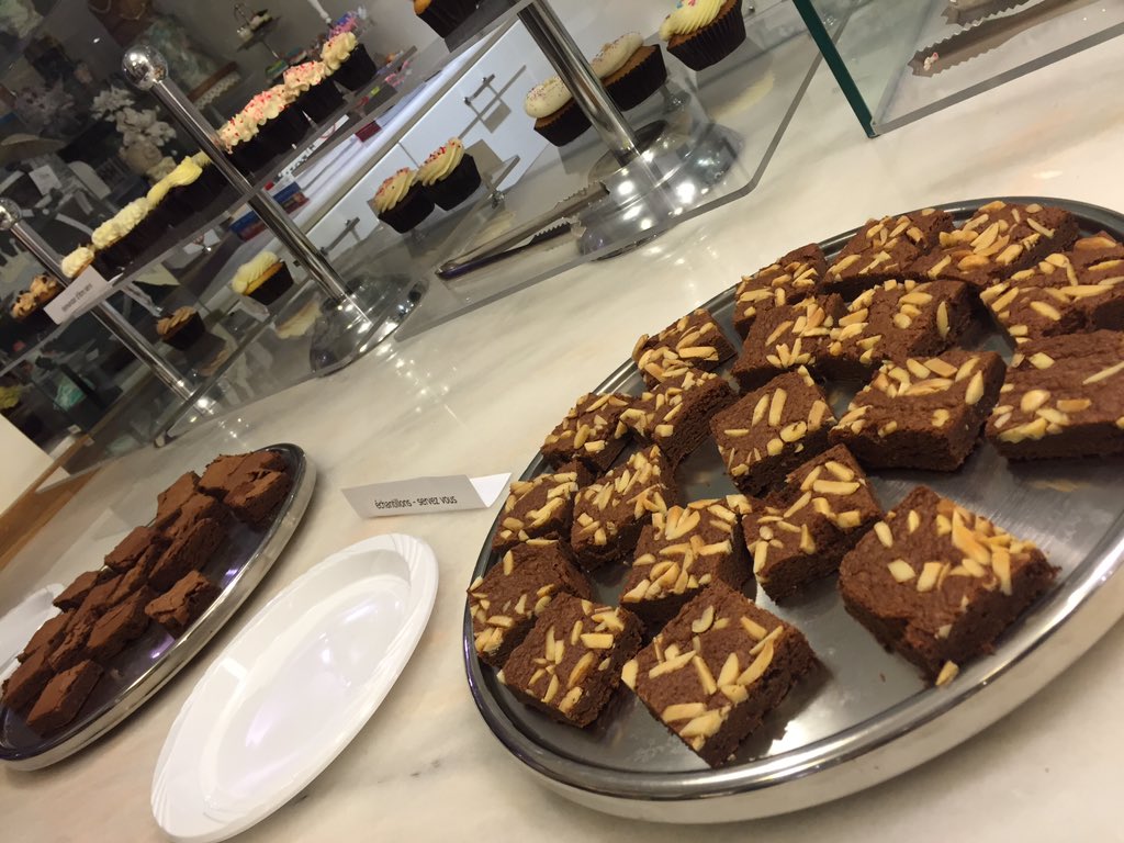 JenAzzolin's tweet photo. @DLiche_Cupcakes #dliche Yelp elite night! Yeah!! https://t.co/hJrrxQ0Y6s