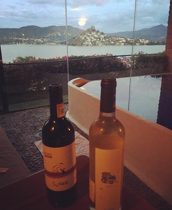 CataloMx's tweet photo. Muchas gracias a @aparicionas por la foto desde #ValledeBravo ¡A disfrutar de tus vinos! #… https://t.co/ApgyEvv6BK https://t.co/0Jfhs9vjvv
