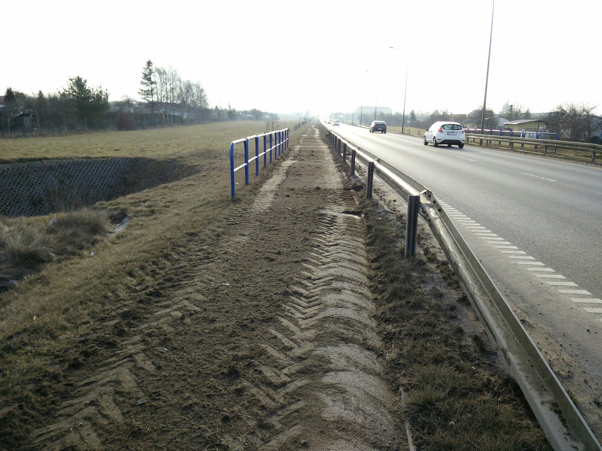 maacaron's tweet photo. @gdansk, czy ktoś mógłby zrobić porządek z drogą rowerową na Nowatorów? Bo tym nie da się jeździć :/ https://t.co/n51UWI8pWy