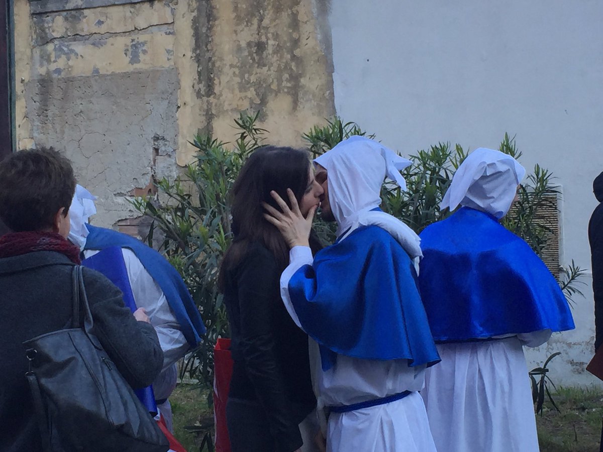 visitprocida's tweet photo. Baci "misteriosi" dalla Processione dei Misteri #Procida #PasquaProcida16 #venerdisanto @piuturismo https://t.co/DnhVeMiO3p
