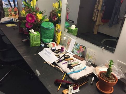 WelcmToTheGrnRm's tweet image. #OpeningNight @KitchenTheatre #DancingLessons #whatsonourdressingtable Come see us!  #theatre #actorlife