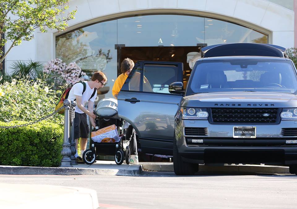 WorldNotes1D's tweet photo. Nuevas fotos de Louis, Freddie &amp; Oli en Los Ángeles, CA - Louis with Freddie &amp; Oli in LA  24.03.2016 (2) 💕 https://t.co/NRptn16Vi1