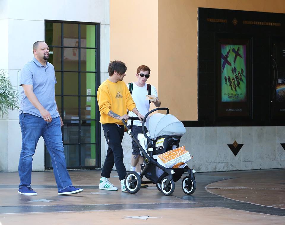 WorldNotes1D's tweet photo. Nuevas fotos de Louis, Freddie &amp; Oli en Los Ángeles, CA - Louis with Freddie &amp; Oli in LA  24.03.2016 (2) 💕 https://t.co/NRptn16Vi1