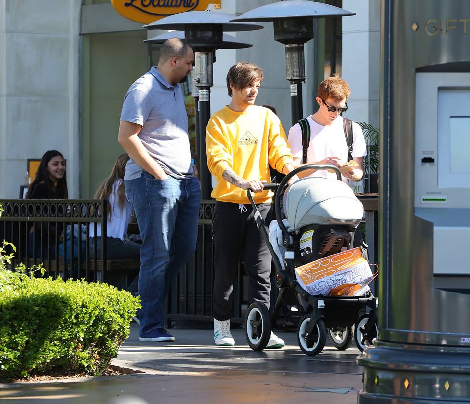 WorldNotes1D's tweet photo. Nuevas fotos de Louis, Freddie &amp; Oli en Los Ángeles, CA - Louis with Freddie &amp; Oli in LA  24.03.2016 (2) 💕 https://t.co/NRptn16Vi1