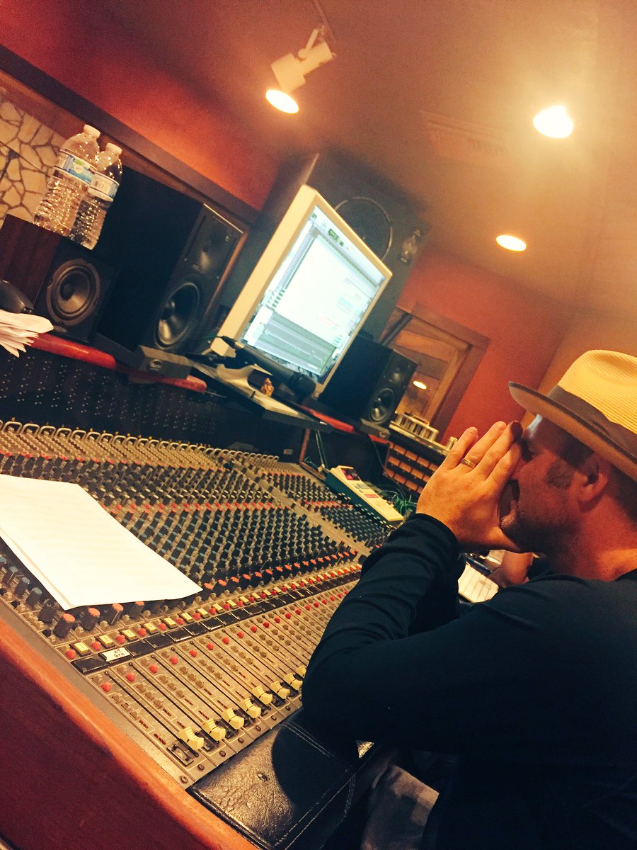 InterRecStudios's tweet photo. Concentración pura!! El compa @ElGavachillo #ozomatli #mariachidivas #interfacestudios https://t.co/IG4ikdreTx