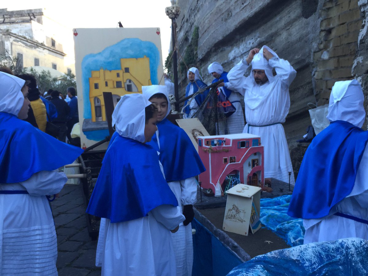 visitprocida's tweet photo. Pronti in Prima linea per la #Processione dei Misteri tra Terra Murata e la #Corricella a #Procida #PasquaProcida16 https://t.co/w0EFHrXptz