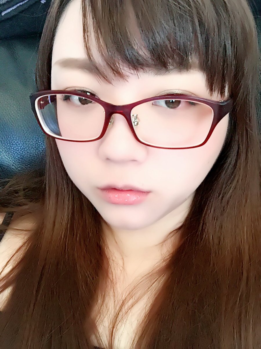 やんころ W Ar Twitter Yancoromarch 意外とメガネフェチ多いのか かなりの近眼で メガネかけるとめっちゃ目 が小さくなるから嫌だったんだけど しかもいつもと同じヘアメイクしてるのに 何故だか凄く芋っぽくなる特に前髪とか なぜだ