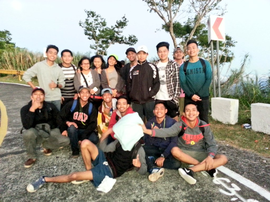 yayanyey's tweet photo. Alay lakad 2016 🙏 had a Cold overnight penitence with this guys.! 😄 #YeahWow https://t.co/lndrFPmWE6