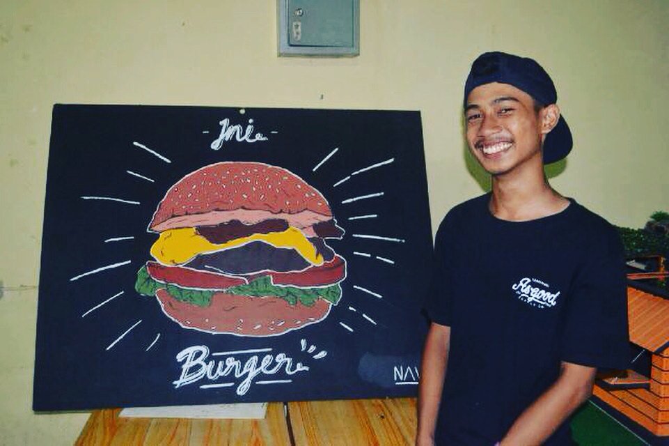 KholisNabilAbd's tweet photo. Ini burger, itu apa?? :o https://t.co/sX6aqLYDJ4