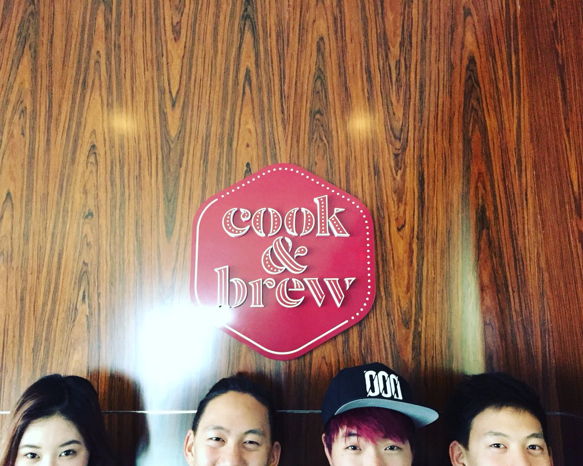 JrodTwins's tweet photo. Singapore!! So stoked to see you tonight at @westinsingapore !! 👧👲👲👲#WestinSG #cookandbrew https://t.co/sx9O4XWvAt