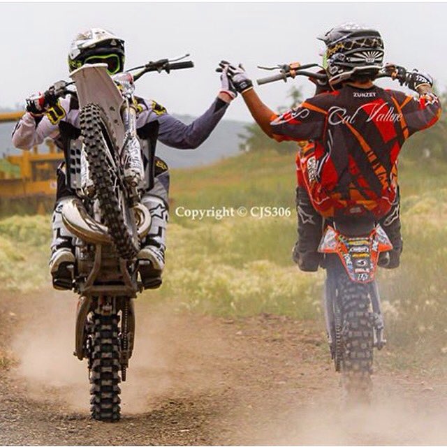 Our #fanfuelPOW goes to FMX Riders <a href="/bkfmx/">ㅤ　　　　　　A　g　e　　1　8</a> &amp; @calvallonefmx🇨🇦🇺🇸for this epic example of friendship
Photo cred @cjs306