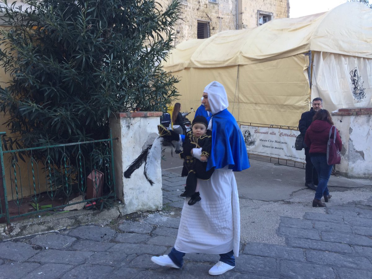 visitprocida's tweet photo. Dopo la confraternita dei Bianchi del #giovedisanto oggi è il turno dei Turchini @piuturismo #PasquaProcida16 https://t.co/Aqhtok1YTV