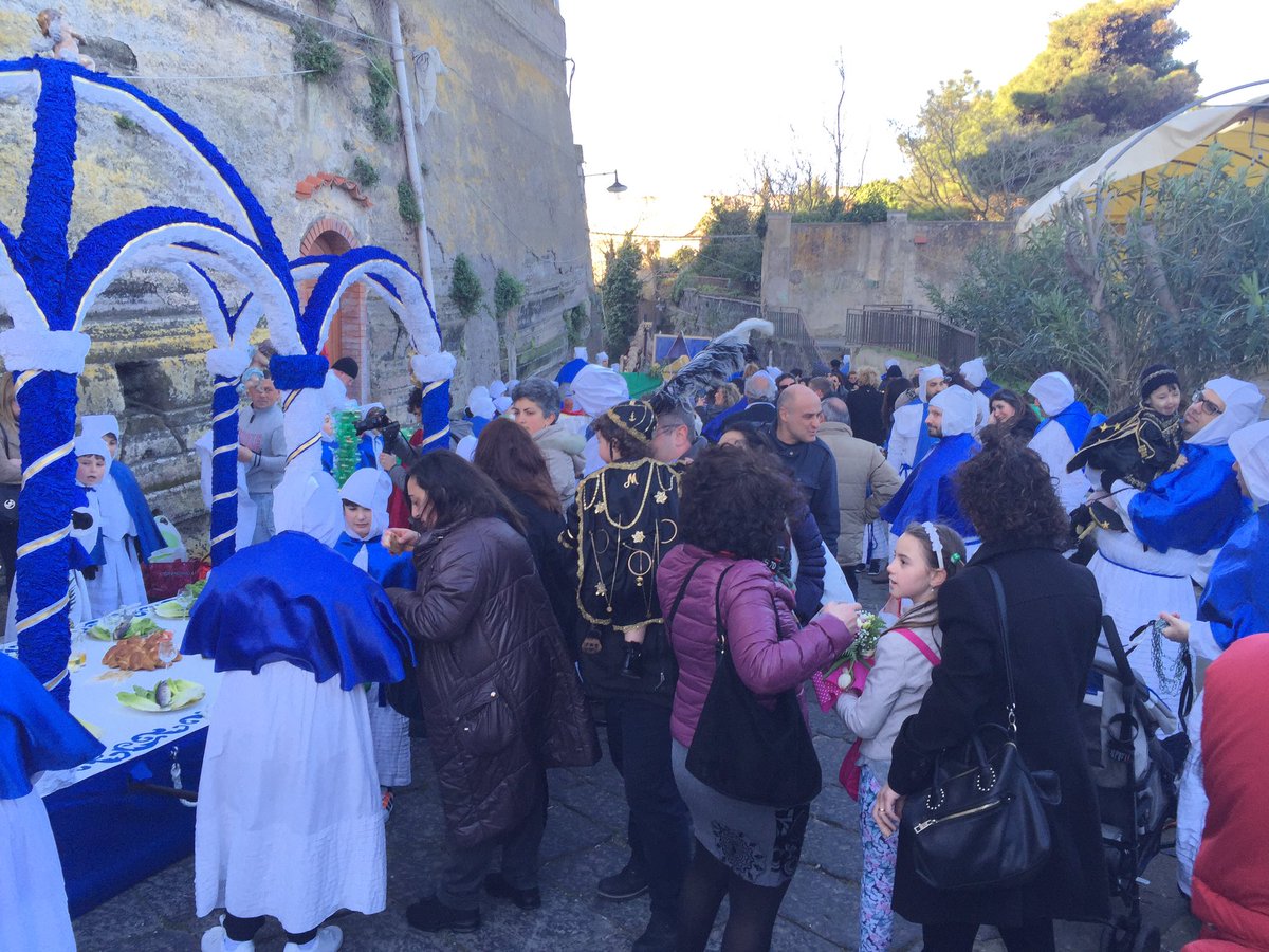 visitprocida's tweet photo. Dopo la confraternita dei Bianchi del #giovedisanto oggi è il turno dei Turchini @piuturismo #PasquaProcida16 https://t.co/Aqhtok1YTV
