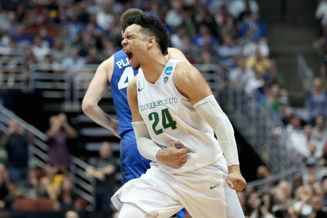 BleacherReport's tweet photo. QUACK QUACK! No. 1 Oregon knocks off No. 4 Duke, 82-68 to advance to the #Elite8 #MarchMadness https://t.co/oQ7nxVhxS9