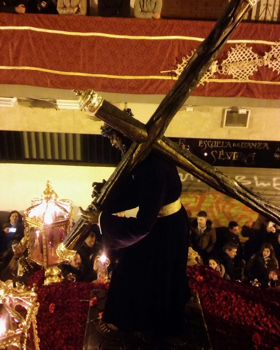 elCirineoES's tweet photo. El Cristo de @LosGitanosSM por Santa Ángela de la Cruz #SSantaSevilla16 #madruga #SSanta16 #elcirineo https://t.co/zdNJNPe8wl