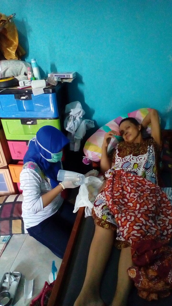 SRbergerak's tweet photo. Tim perawat membersihkan luka Ibu Arti ( 55,kanker payudara) di Rumah Singgah #SRjogja https://t.co/zGGjyBsYwd via @N_jidda