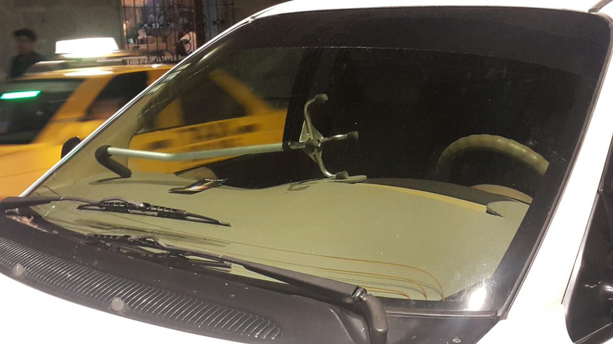 AGUSMARTE's tweet photo. Esto es incorrecto, sólo un tarjetón expedido por una autoridad competente o placas de♿ te autoriza, NO UN BASTÓN. https://t.co/y1CGS03p8G