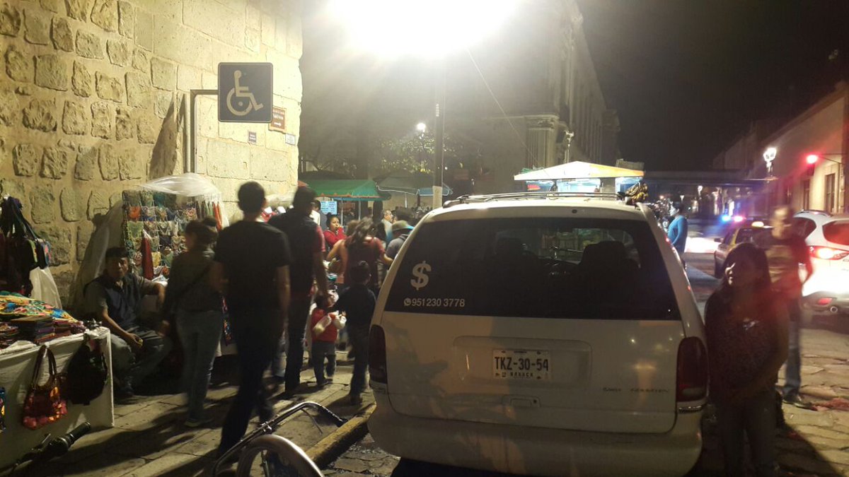 AGUSMARTE's tweet photo. Esto es incorrecto, sólo un tarjetón expedido por una autoridad competente o placas de♿ te autoriza, NO UN BASTÓN. https://t.co/y1CGS03p8G