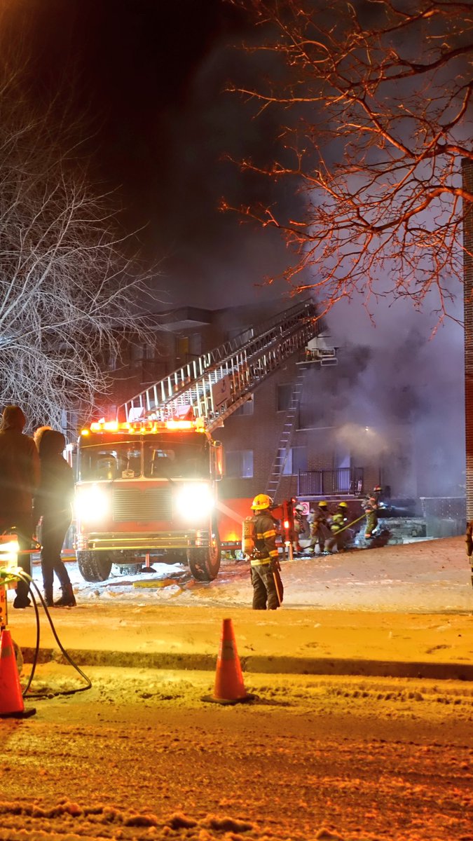 Martelsi's tweet photo. Incendie majeur dans un immeuble de blocs appartement de la rue Maple à Châteauguay https://t.co/04IxqJQhWJ