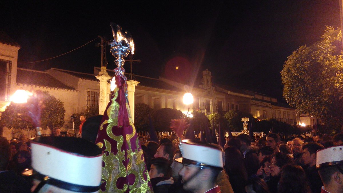Sale la Cruz de guía de la Hdad. De Jesús Nazareno #PuebladeCazalla #Sevilla se hace el silencio #Ssanta16 #madruga