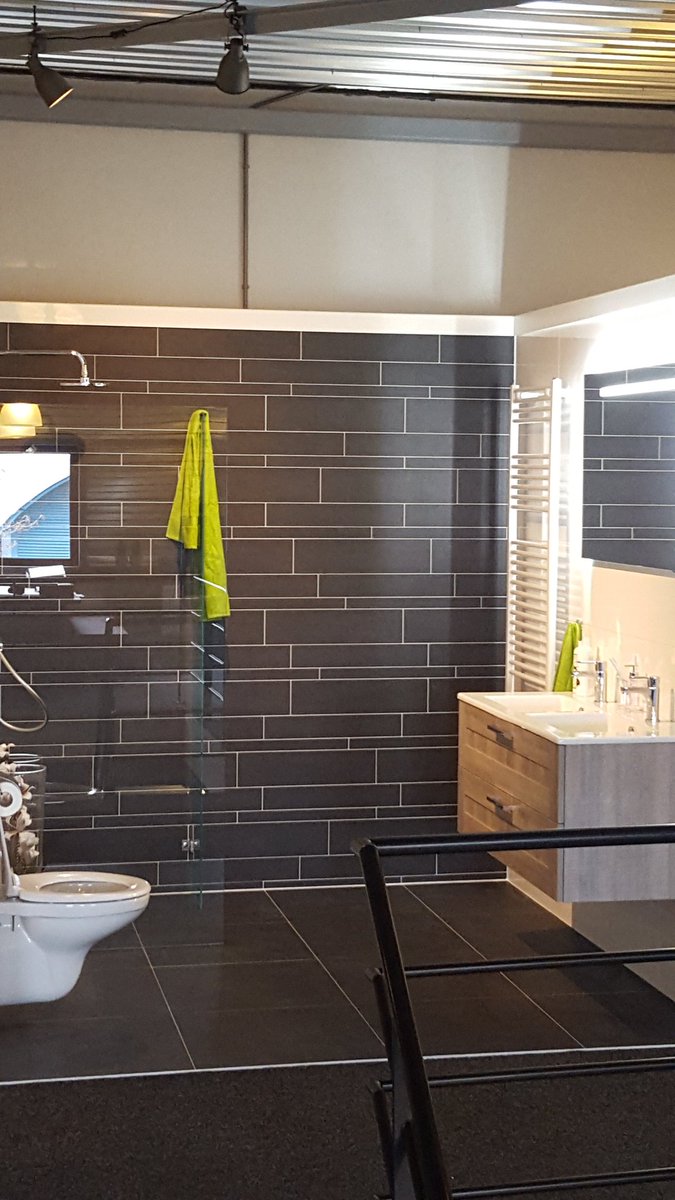 VAN DEN HAZEL KEUKENS &amp; BAD IS GOEDE VRIJDAG, ZATERDAG EN 2E PAASDAG GEOPEND VAN 10 T/M 17 UUR!