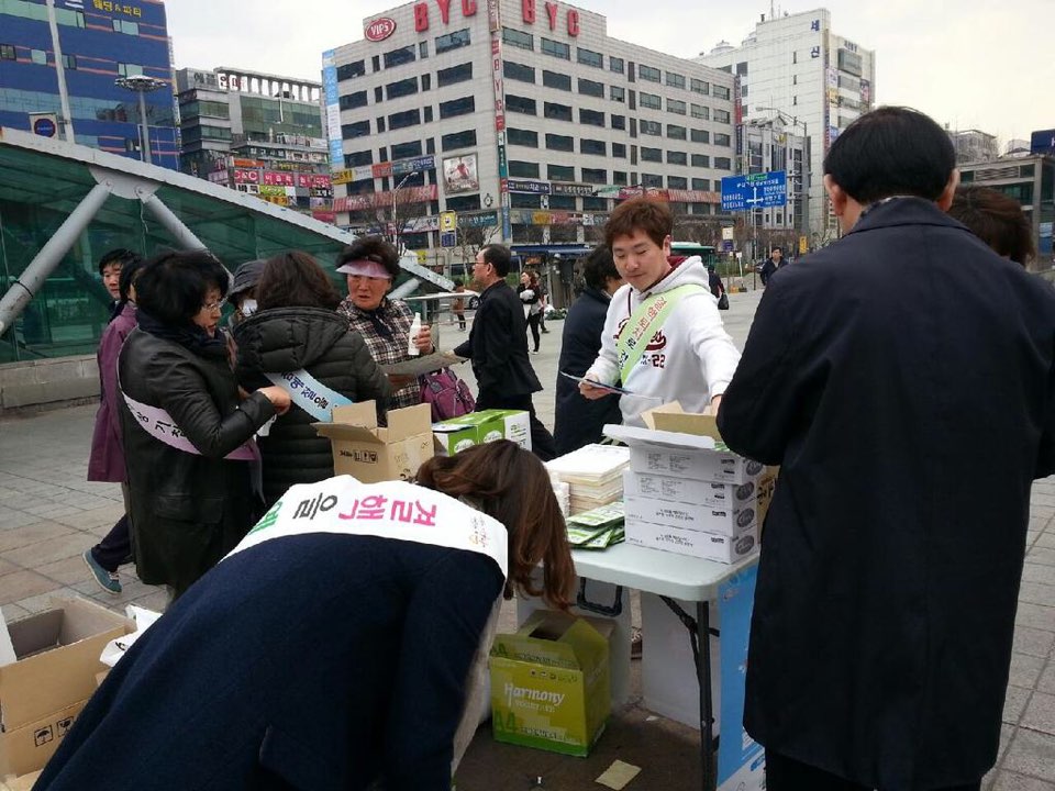 3월24일이 어떤날인지 알고계신가요?바로 결핵의날 입니다~#성남시 3개구 보건소는 제6회 결핵의날을 맞아 야탑역광장에서 결핵예방캠페인을 진행하고있습니다~2주이상 기침하면 결핵의심!보건소를찾아주세요!