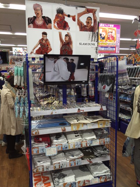 アニメイト池袋本店 キャラグッズ情報 あの名シーンが蘇る アニメイト池袋本店にて スラムダンク グッズ取り扱い始めましたアニ 人気キャラクターが勢揃いしたピンバッチや美麗イラストのtシャツやタオル等 ファン必見のアイテムとなっております
