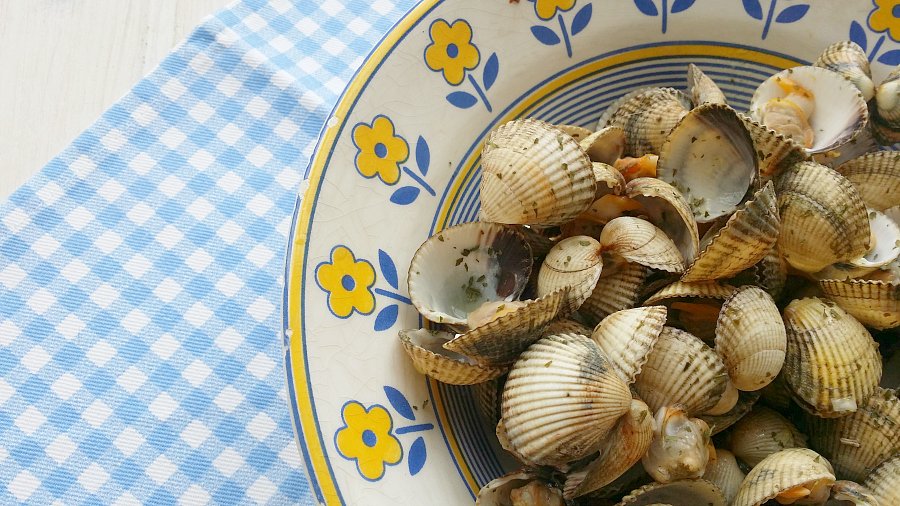 montseguia's tweet photo. Berberechos de las Rías Baixas para celebrar que hoy es hoy @AlaPlanchaNet #Simogas https://t.co/M2aLb67CDE https://t.co/A7hxtcQ8km