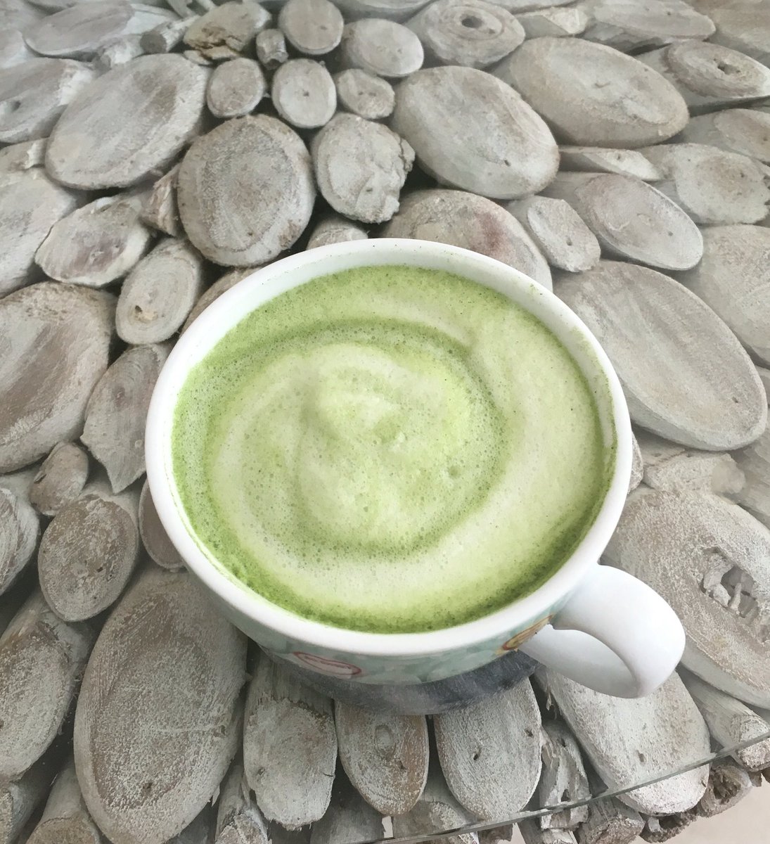 _SueClarke's tweet photo. Matcha latte with almond milk ☕️ Looks funny but tastes yummy!! 
#antioxidants 
#immunesystem 
#detoxify 
💕💚💕💚💕💚💕💚💕 https://t.co/jvHAO2MSZp