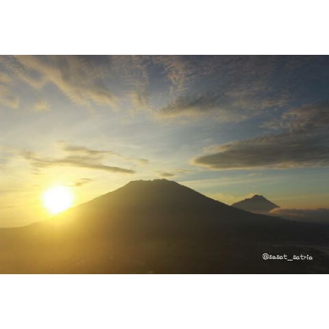prau_camp's tweet photo. RT @SatriaWicaksan4: Gunung Andong (view Merbabu Merapi) https://t.co/sze8dCqkIv