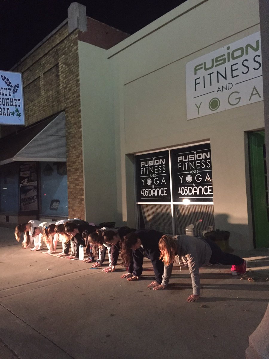 TaylorCarmen_'s tweet photo. When bootcamp gets cancelled and you make your own work out https://t.co/TkInlMpKC5