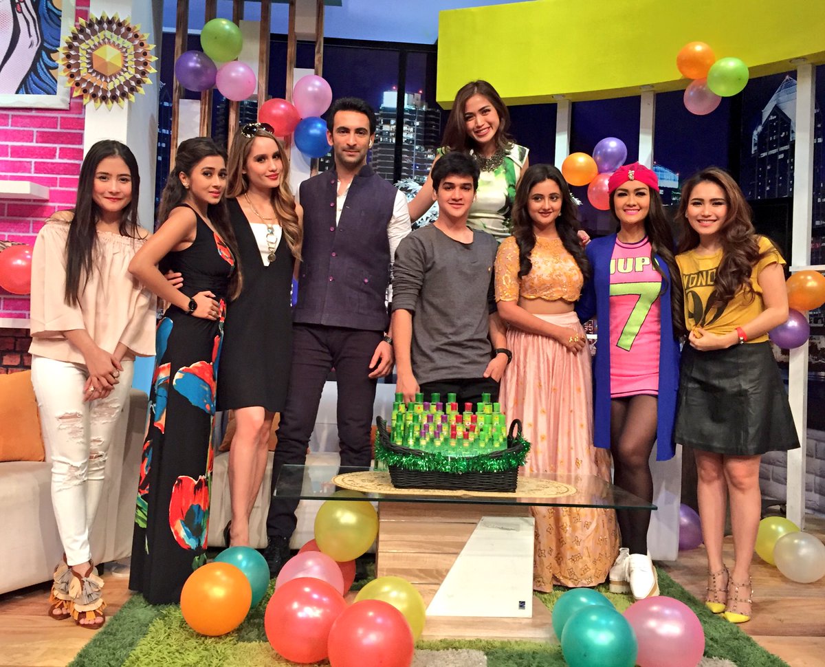 xcintakiehlx's tweet photo. Last day with @TheRashamiDesai @TinaDattaa and @faisalkofficial! Don't miss @Pesbukers_antv1 LIVE today at 18:30! https://t.co/TFcTJtACHw