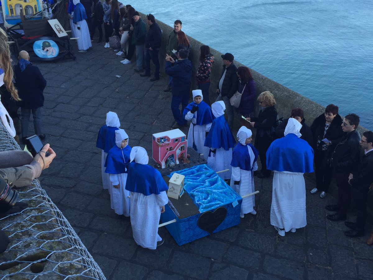 visitprocida's tweet photo. I primi a scendere sono i bambini #PasquaProcida16 #Pasqua2016 @piuturismo https://t.co/UpsPy0uy6o