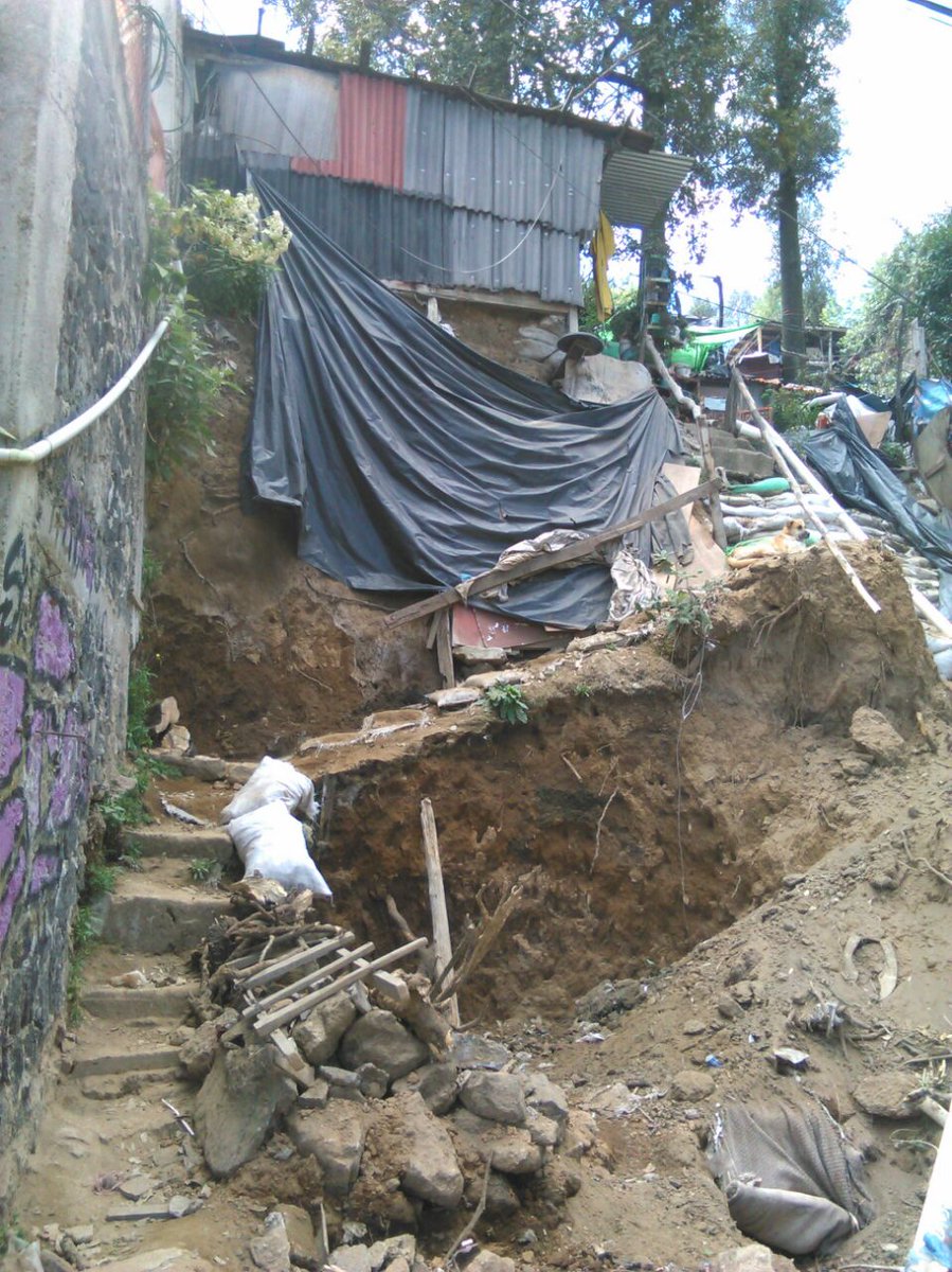TeT_MContreras's tweet photo. Recorrido de vigilancia y prevención en Tierra Colorada, detección de casas en alto riesgo @Fer_MercadoG https://t.co/VGRFQtGOfN