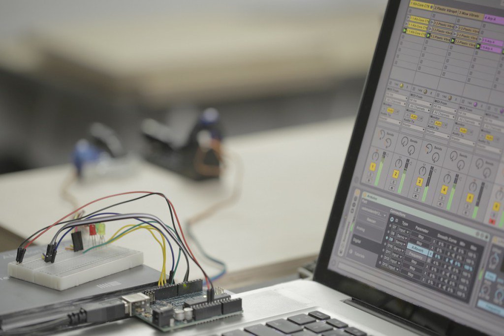 gearjunkies's tweet photo. - @Ableton releases Connection Kit #MaxforLife, #Prograggming #LEGO @arduino @EV3Tutorials https://t.co/6VC0zTmCDz https://t.co/zkM5cPB2e6