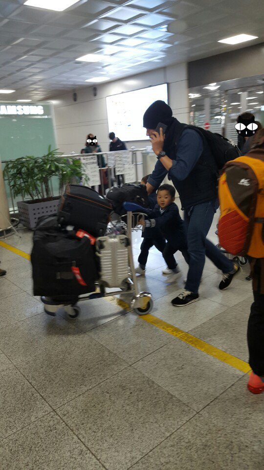 20120316_TH's tweet photo. FanTakenมีคนเจอโอป้าที่สนามบิน..หล่อสมกับเป็นแฟชั่นนิสต้าแห่งซงโดจริงๆ..มาหาแม่ใช่ไหมลูก..เจะคนเหนือ😀😀 
Cr.To Owner https://t.co/Js3rcjNpC8