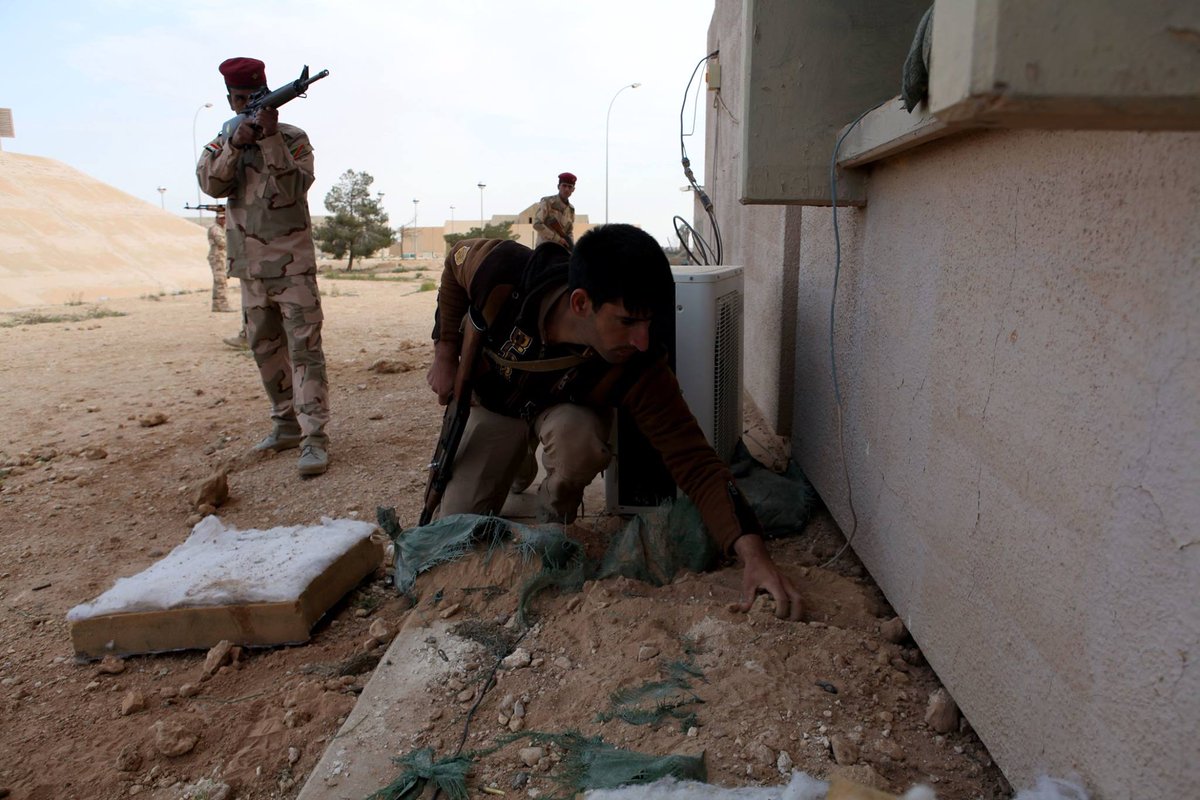 تدريبات الجيش العراقي الجديده على يد المستشارين الامريكان  - صفحة 3 CeYN8TpWsAA5OIF