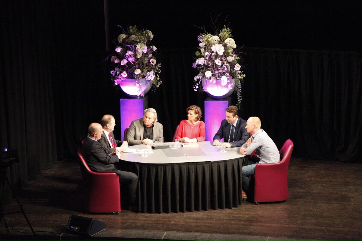 Sfeerimpressie van afgelopen dinsdag met oa het nieuwe sponsorbord, beschikbaar gesteld door <a href="/ArtonVenlo/">Arton</a> Dank Jules!