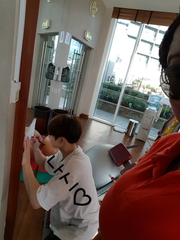 bangtanbread_'s tweet photo. [FANTAKEN] #BTS #Jungkook signed for her aswell. This was at the hotel gym in Abu Dhabi~

cr; nashy1510 https://t.co/UgkmO1MEkS