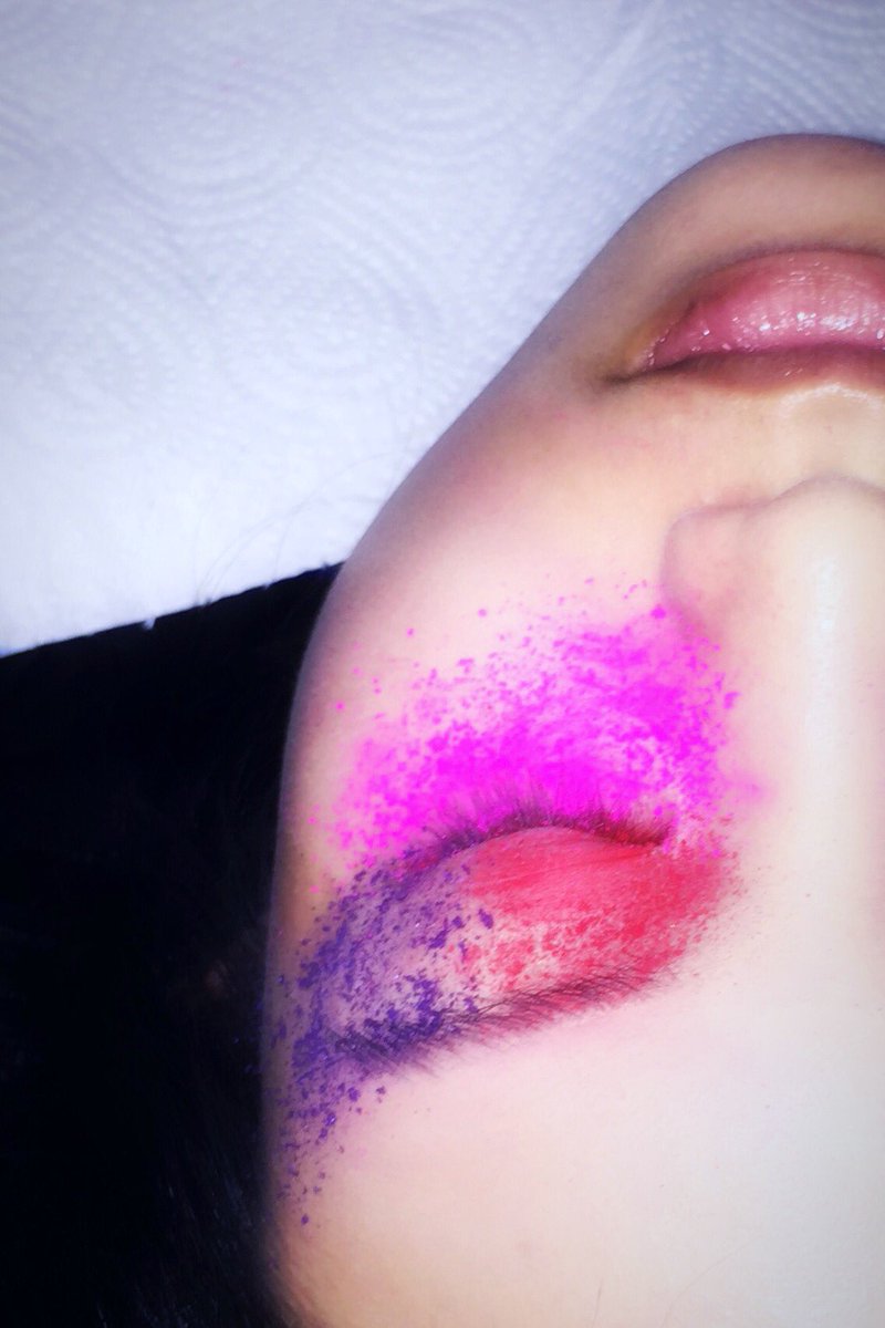 MAC_Ryuko_L's tweet photo. HKevent Artist, Sharon bold-sprinkling pigments at CreativeWorkshop! 
.@maccosmetics #makeup #hkeventartist #mua https://t.co/CrygdQqY5p