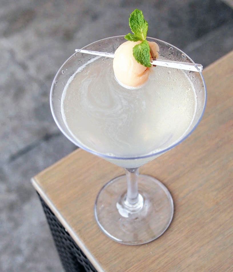 agentcikay's tweet photo. Cheers to the weekend!๐ธ .
.
.
#tablecornerdining
#cocktails
#happyhour
#klfoodie
#lycheemartini https://t.co/vDGByVSJsG