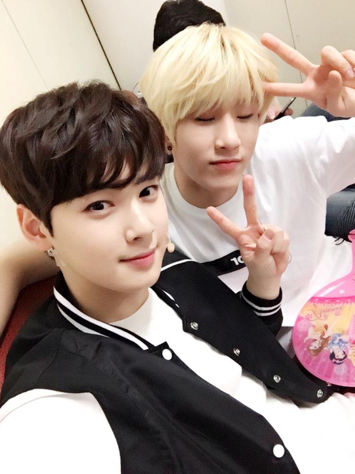 offclASTRO's tweet photo. 아스트로인더뮤뱅대기실♡
진진형~~~ 덥다고 겉옷 벗고 있으면 저한테 혼납니다😈ㅎㅎ헤헿👅메롱👅
#아스트로 #숨바꼭질 #차맵 https://t.co/ILLQF2zOY6