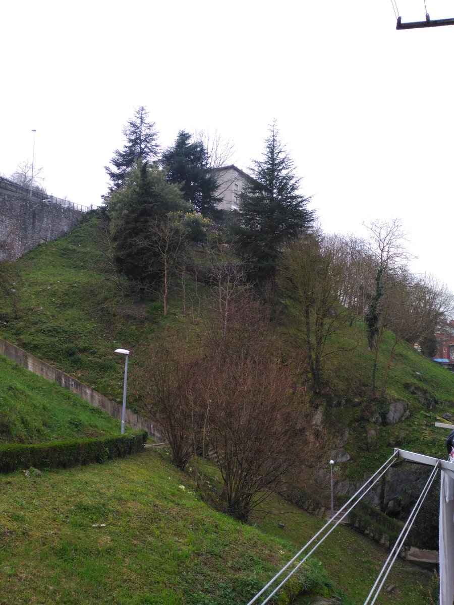 ToniBarreraEsco's tweet image. Bon #DivendresSant! A #Eibar #Guipúscoa comença el dia ben tapat, plovisquejant i amb ambient fred. Des d'#Urkizu: