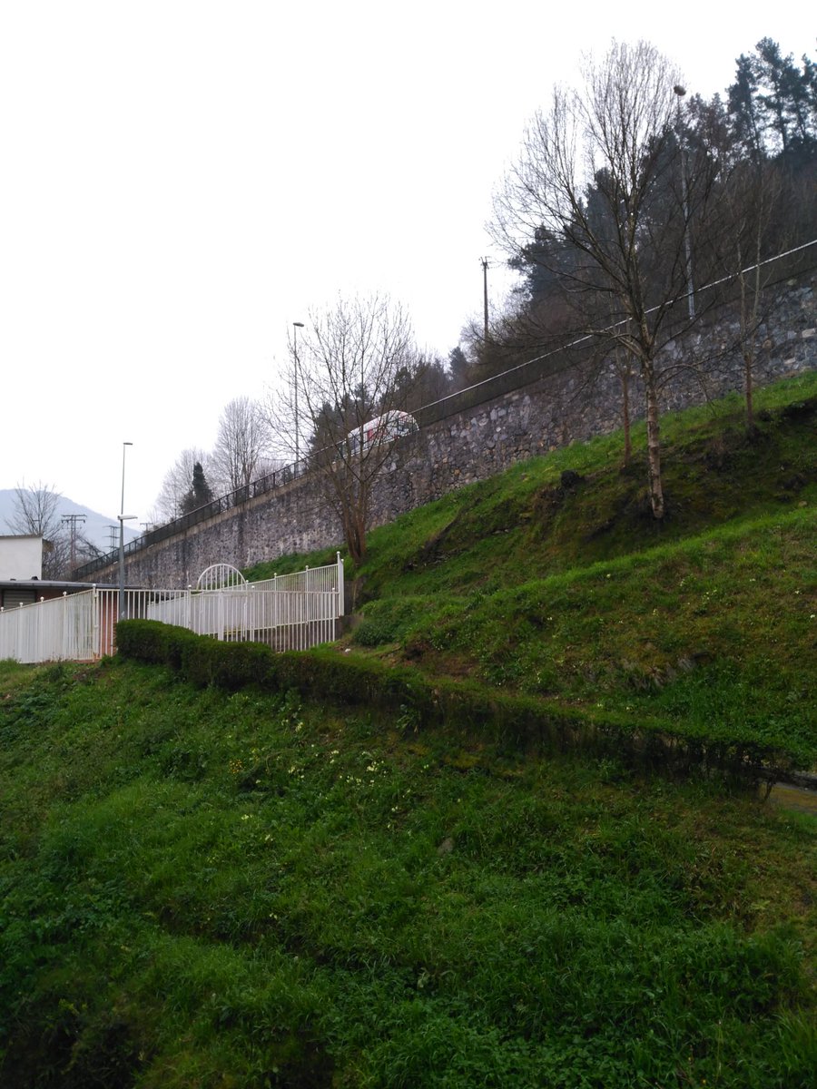 ToniBarreraEsco's tweet image. Bon #DivendresSant! A #Eibar #Guipúscoa comença el dia ben tapat, plovisquejant i amb ambient fred. Des d'#Urkizu: