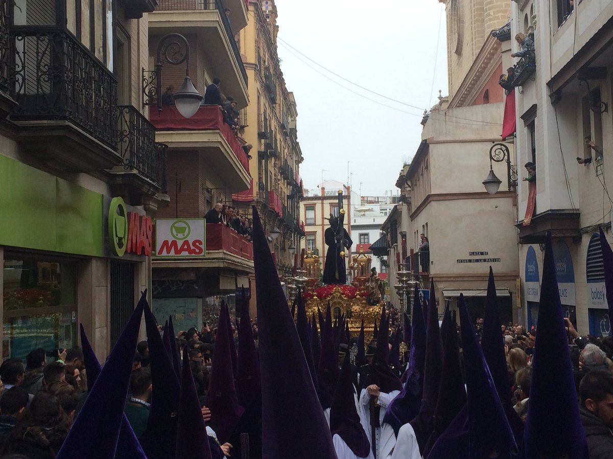 Hdad_LosGitanos's tweet photo. El Señor de la Salud en la Cuesta del Rosario. #TDSCofrade #SSanta16 https://t.co/Zd9qXKylcI