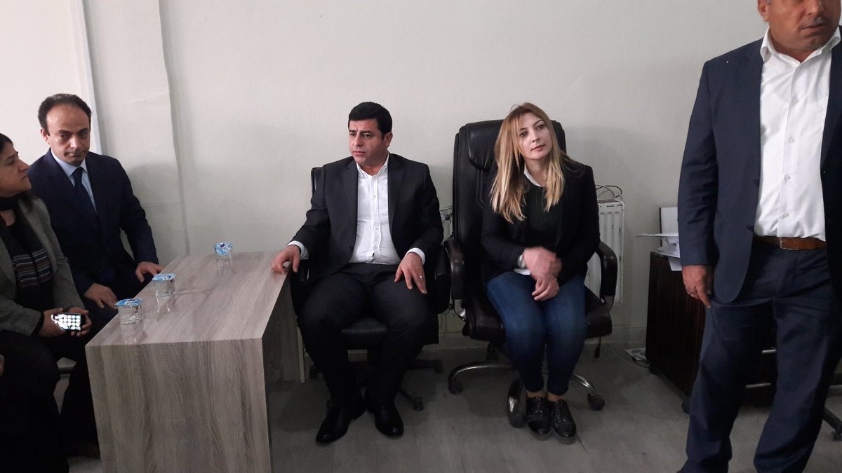 Günlerdir Cizre ye gelmesi engellenen HDP Eşgenel Başkanı Selahattin Demirtaş an itibariyle Cizre belediyesinde..