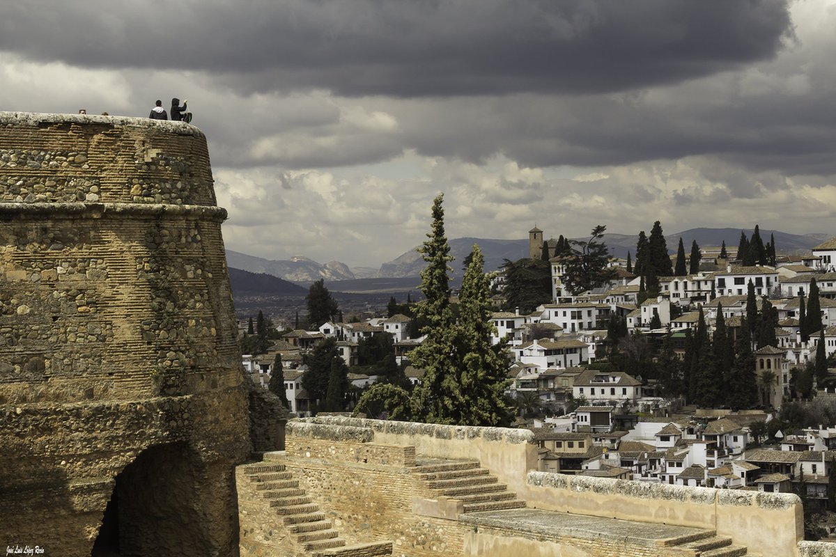 La #Alhambra de #Granada pasó la noche en vela admirando la madrugada de su vecino, el #Albaicín.
#DreamingGranada