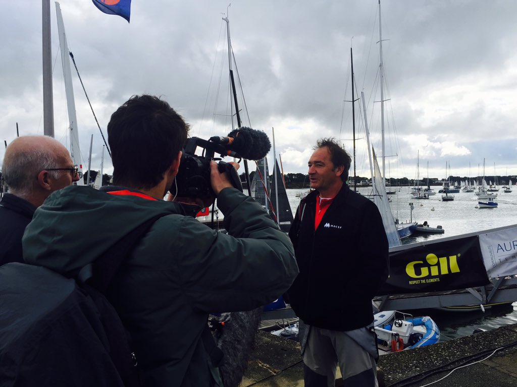 VoileMACSF's tweet photo. Encore une petite interview de @BertranddeBroc avant d'aller batailler sur #open7,50 pour le @spiOF @VoileMACSF https://t.co/bRfIQaWHrs