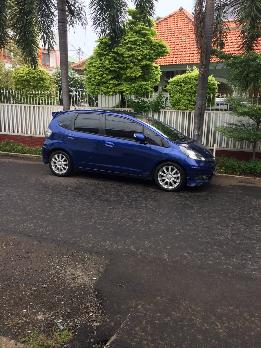 Sampai tempat latihan langit menangis sedikit... Yasudahlah yang penting agak enak dipandang dan dipegangnya.