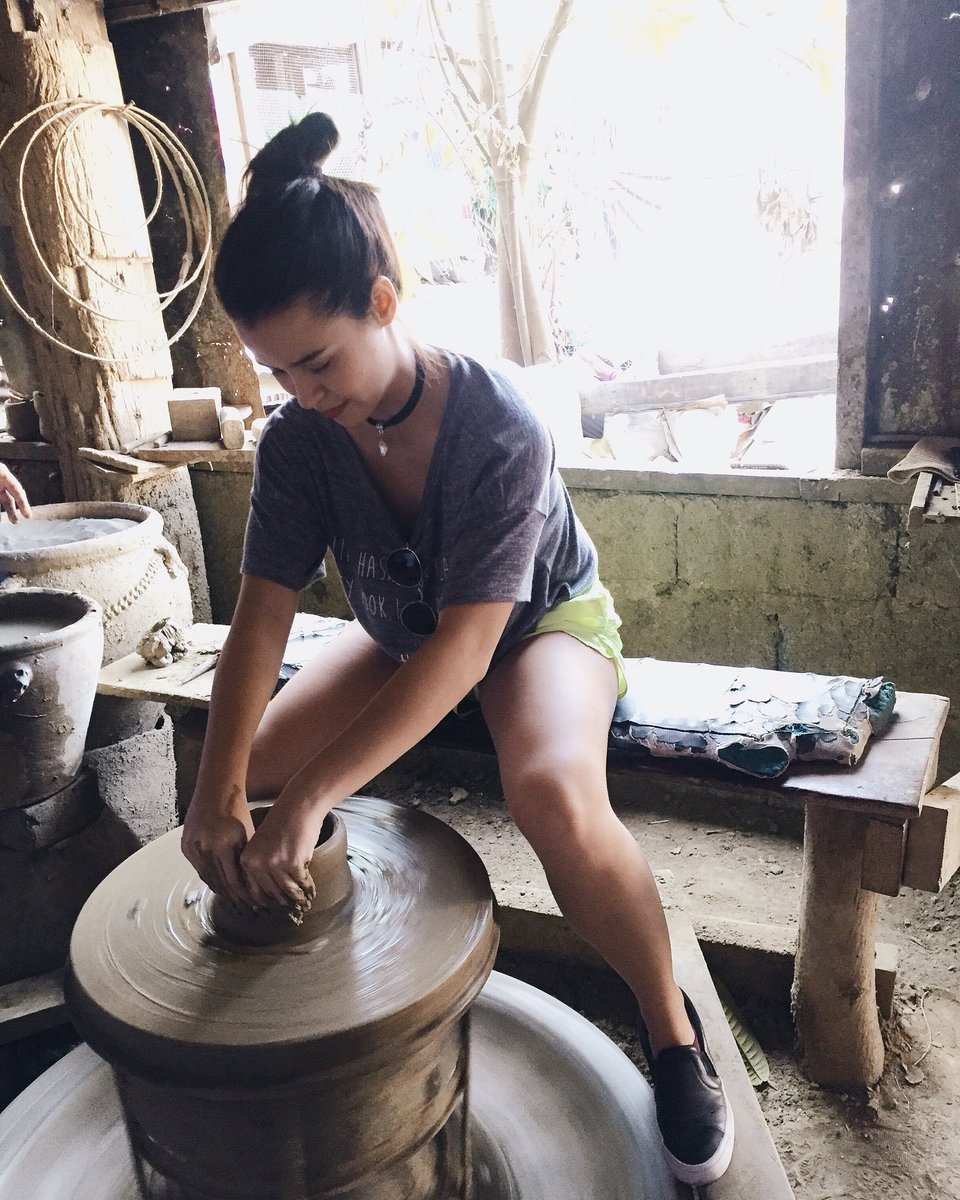 Yassizzle's tweet photo. Uy, serious. It seemed so easy. 🙈 ang galing ni kuya! Napaka-hands on. Literal. Hahaha. #LetTheLoveVIGAN 😂 https://t.co/pxD8Cl26pD